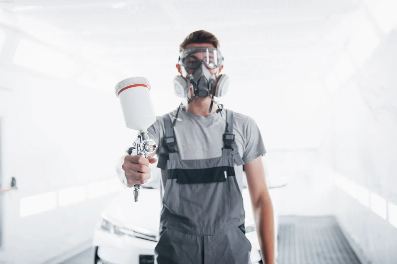 Der Ablauf des Lackierens eines Autos im Servicezentrum.