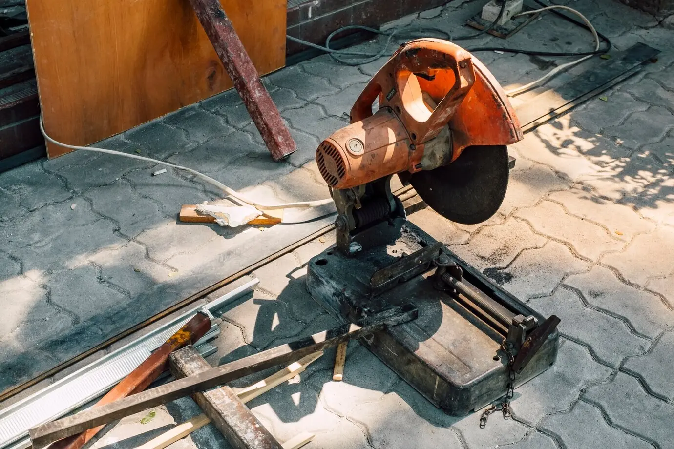 Industrielle Sägemaschine schneidet Metall.